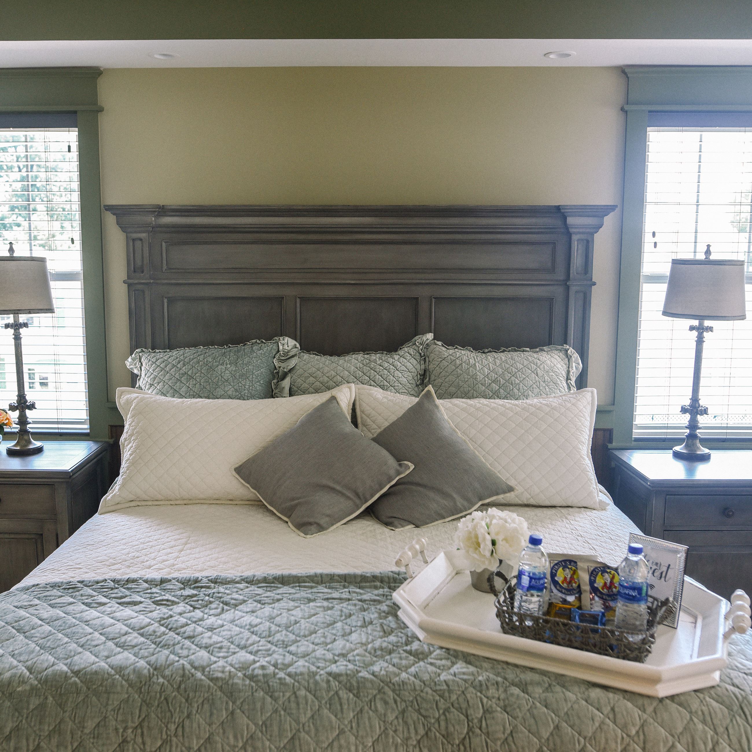 Guest bed with a tray and side tables with lamps
