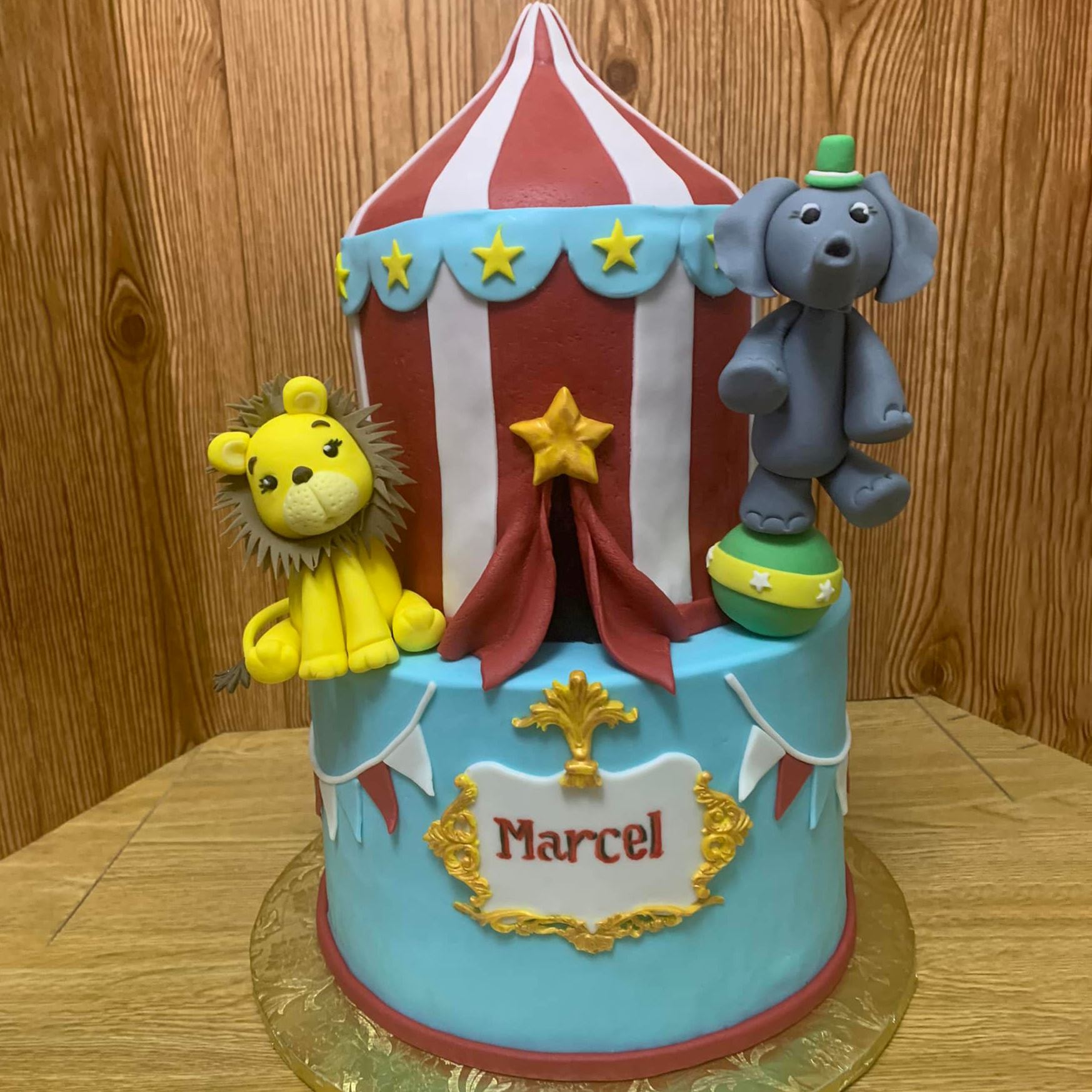 Circus tent cake with an elephant and lion